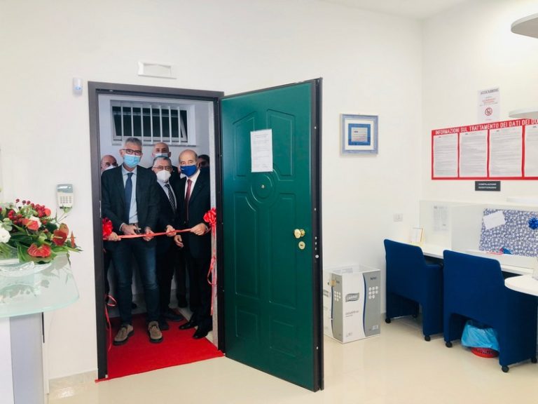 Il sindaco Peppe Cassì inaugura la sede Avis di Marina di Ragusa