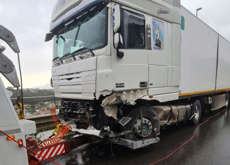 Grave incidente di un camion in tangenziale, rallentamenti e uscite obbligatorie 