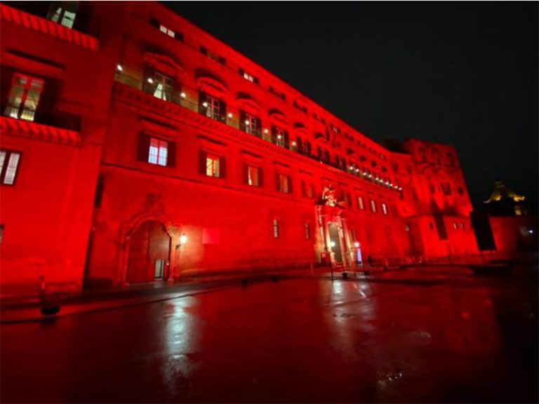 Giornata contro la violenza sulle donne Palazzo Reale illuminato di rosso