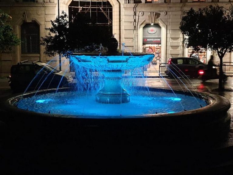 La Fontana Senatoria si illumina d’azzurro per la Settimana di prevenzione oncologica rivolta agli uomini