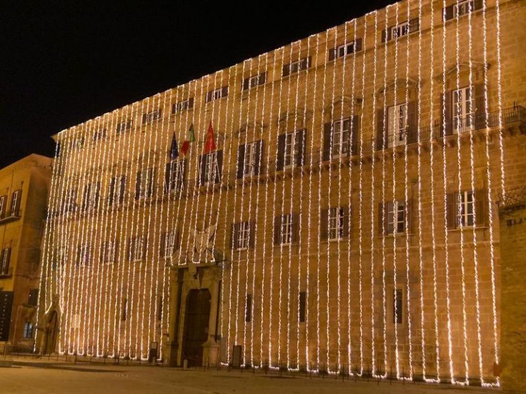 Palazzo Reale illuminato a festa. Miccichè: “Un modo per regalare luci e ottimismo alla nostra città”