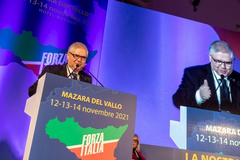 “Rivendichiamo la candidatura alla guida della Regione Siciliana per Forza Italia e per il suo leader siciliano Gianfranco Miccichè. Non accettiamo preclusioni per candidature di Forza Italia”