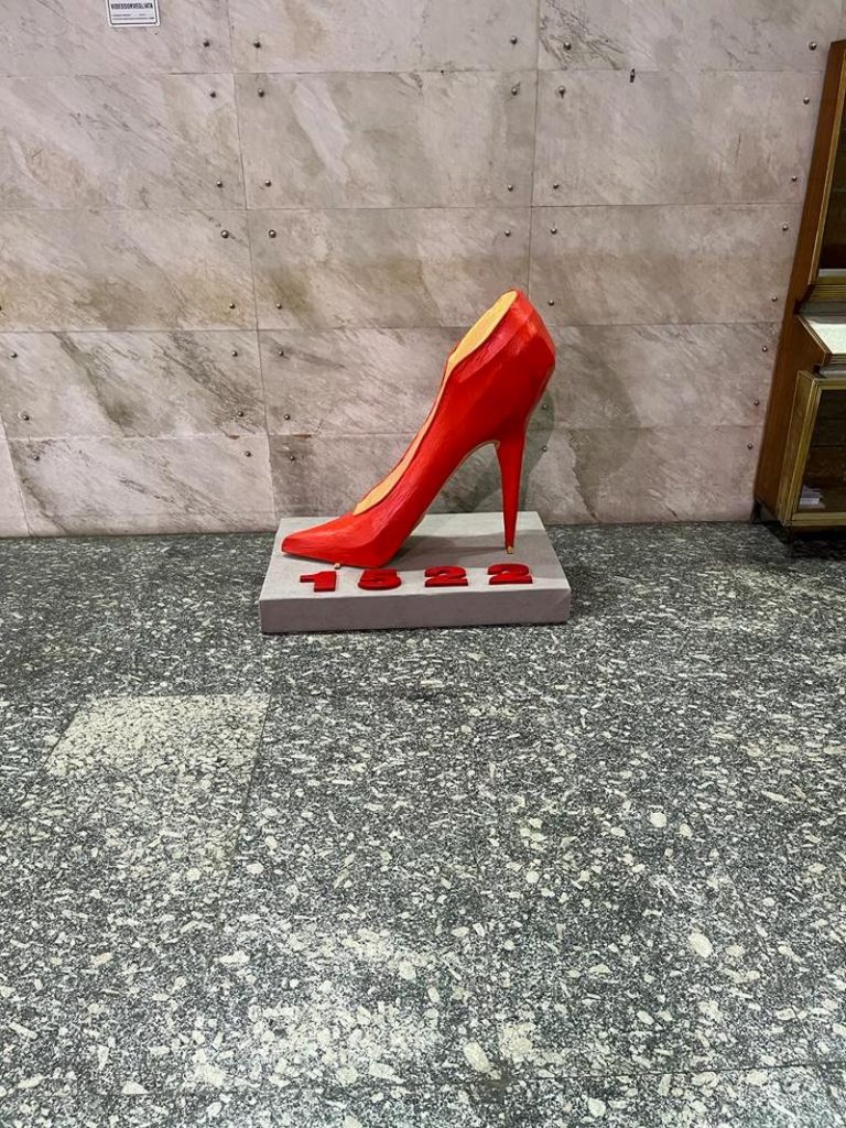 Collocata, al tribunale una scarpa rossa simbolo del contrasto alla violenza sulle donne