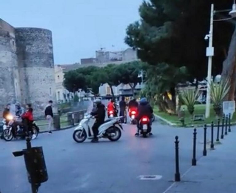 Scooter che sfrecciano in piena piazza Federico di Svevia, Cardello: “E’ diventato un circuito per le due ruote”