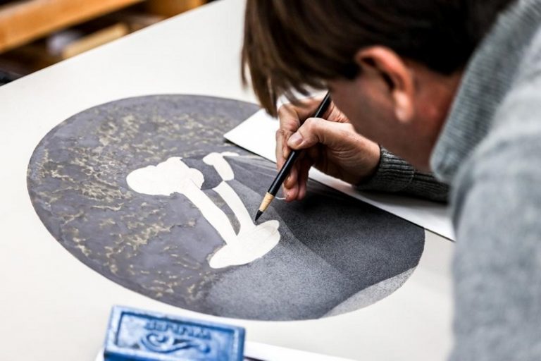 “Rifare” i Maestri, Giuseppe Colombo si misura con Caravaggio. Otto pastelli e una litografia dalla “Decollazione di San Giovanni Battista” custodita a Malta