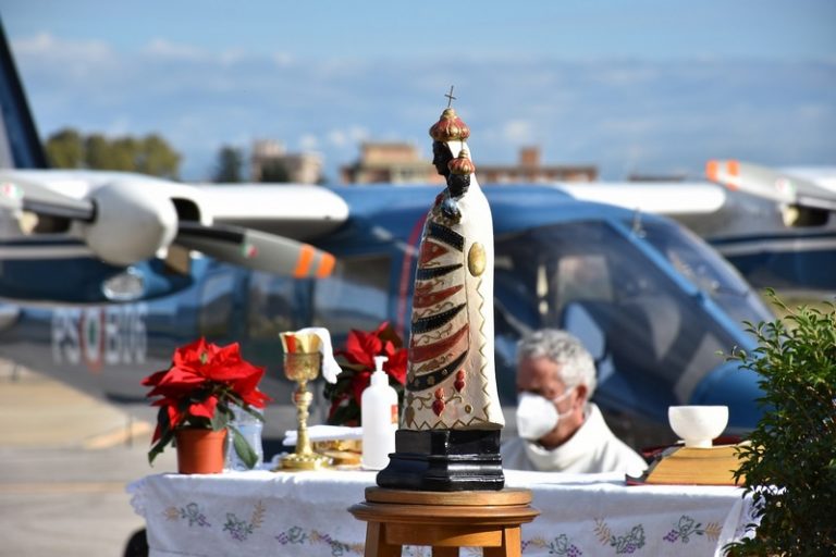 Il 4° Reparto Volo della Polizia di Stato omaggia la Madonna di Loreto protettrice di tutti piloti e della gente dell’aria