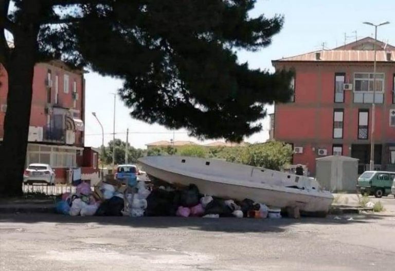 Barca abbandonata nel IV municipio
