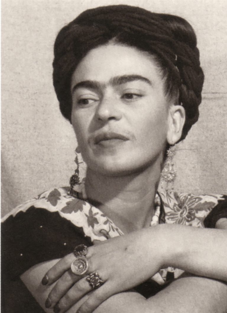 150 foto raccontano la vita di Frida Kahlo