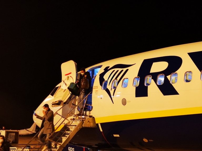 Volo Ryanair Bergamo Palermo atterra di notte con tre ore di ritardo