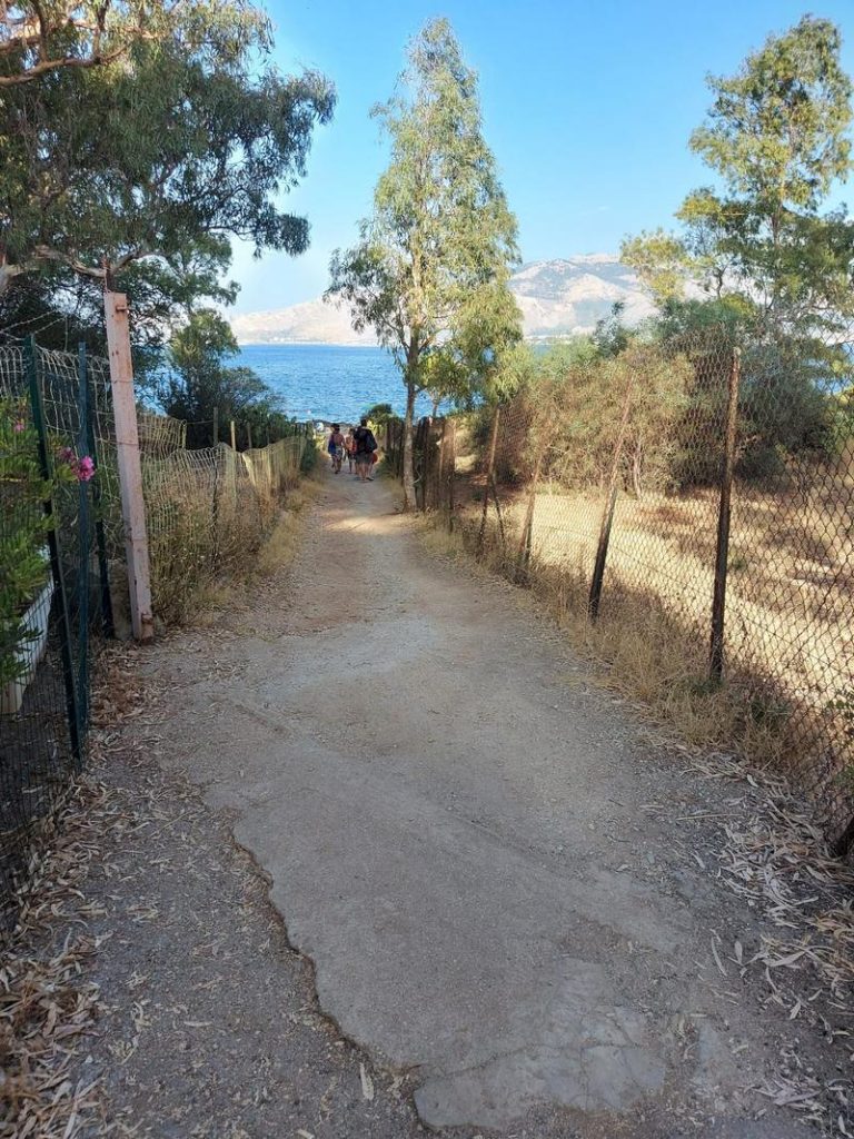 Il Tar dà ragione ai condomini di Marina Longa: il cancello non nega l’accesso pubblico al mare