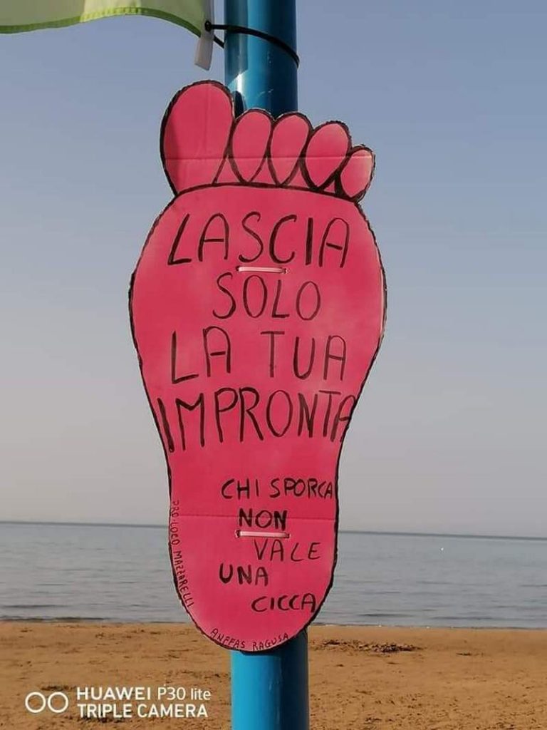 “Chi sporca non vale una cicca”, a Marina di Ragusa campagna di sensibilizzazione in spiaggia