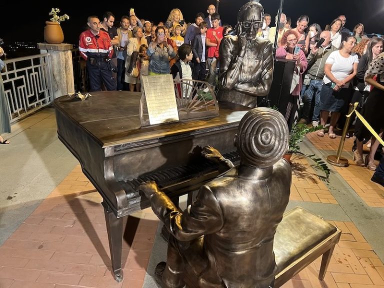 Bagno di folla per la presentazione della statua omaggio a Battiato e Dalla. Cavallaro (Pro Loco): “Un sogno che si realizza”