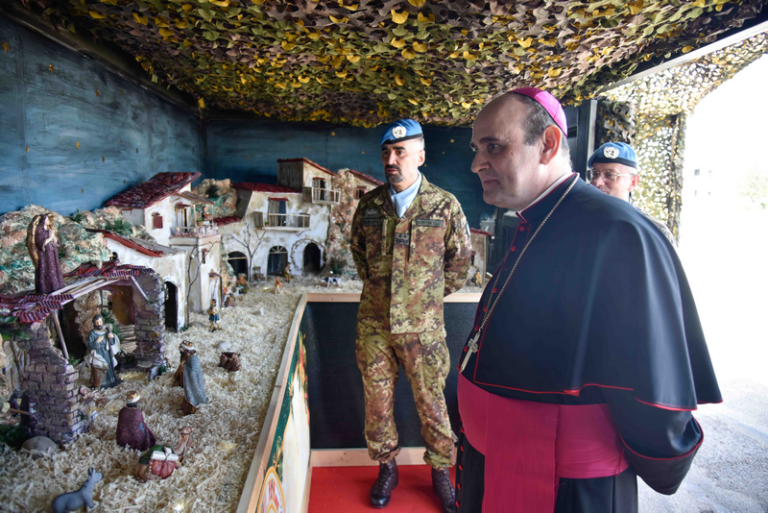 Libano: il Nunzio Apostolico visita la Brigata Aosta. L’Arcivescovo Paolo Borgia ha fatto visita ai Caschi Blu italiani che operano in Libano per conto delle Nazioni Unite